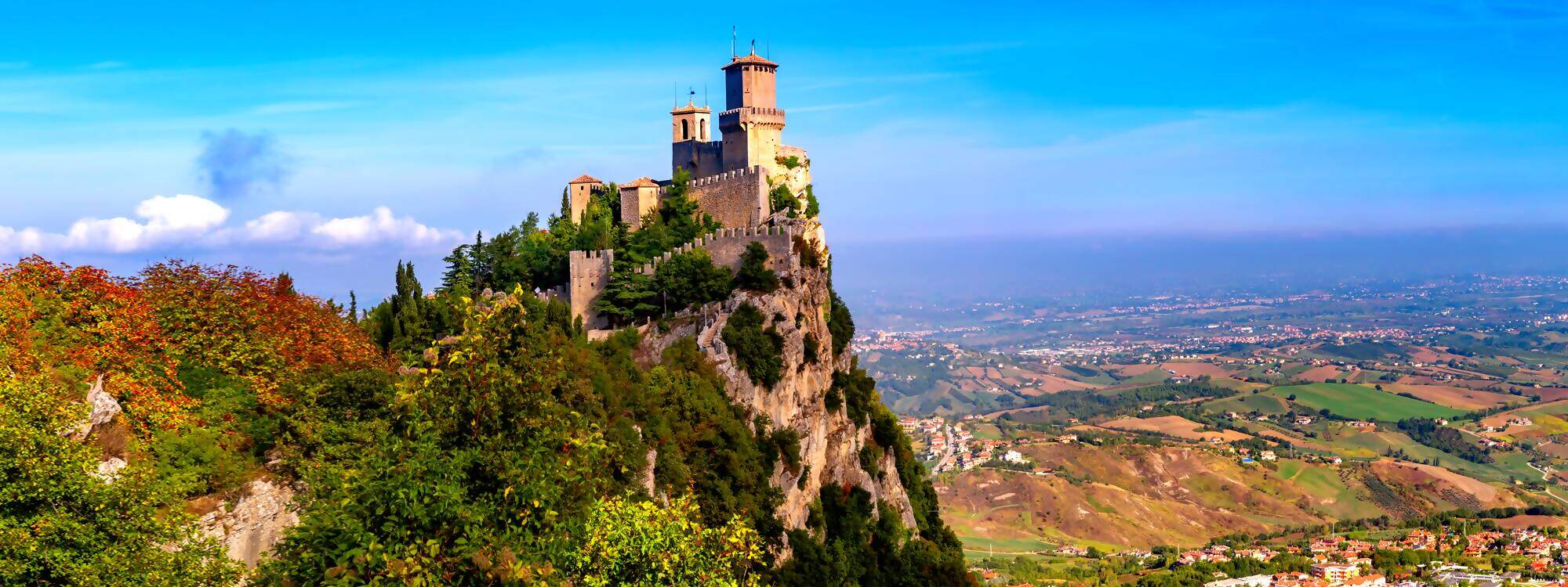 Panoramablick dese ersten Turms der Festung Guaita in der Stadt San Marino - der Republik San Marino